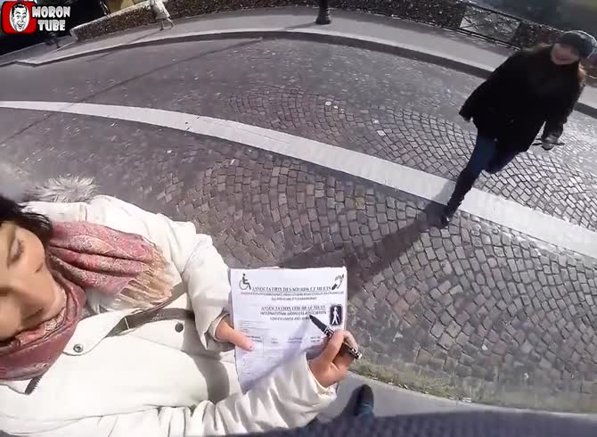 Video :Two pickpockets attempting to rob a visitor in Paris are freed by a bystander